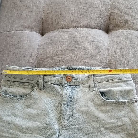 Light wash denim shorts floral pattern - Picture 8 of 8